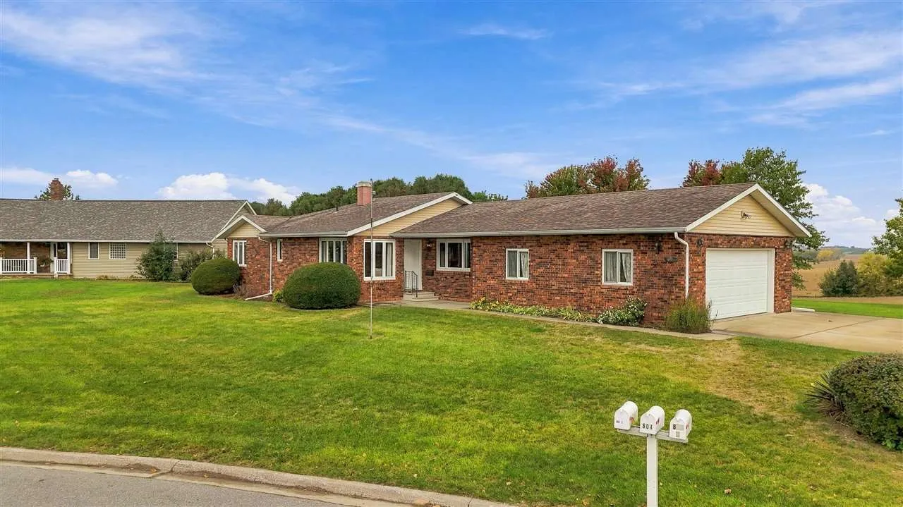 801 M Ave, Kalona, Iowa 52247 – Property Featured Image
