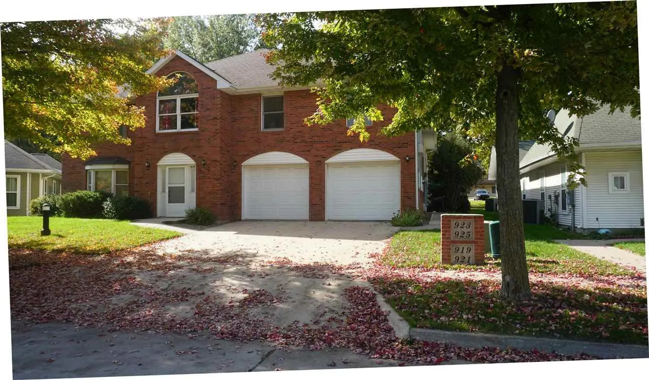 925 Longfellow Pl, Iowa City, Iowa 52240 – Property Featured Image