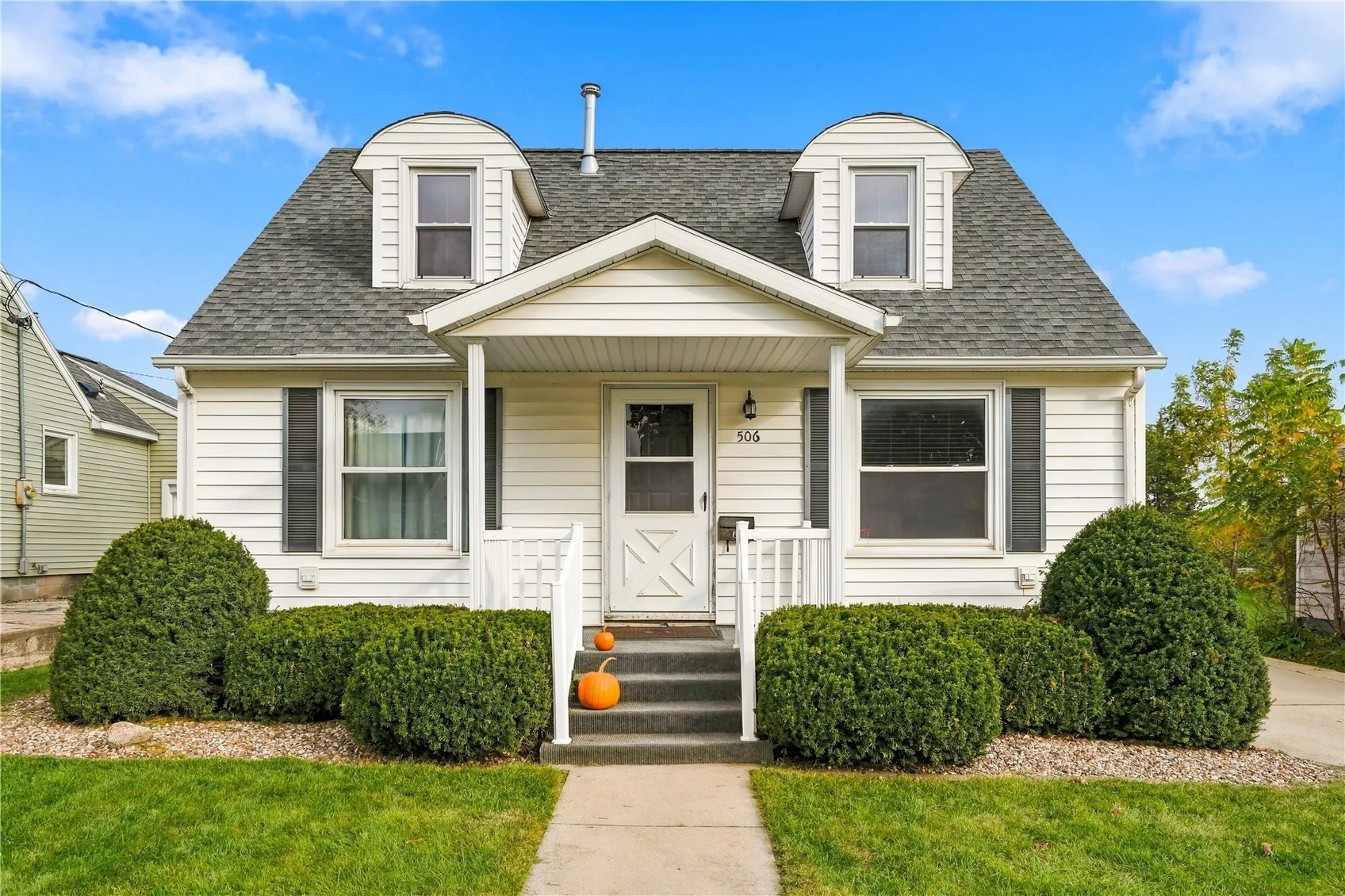 506 1st Street E, Newhall, Iowa 52315 – Property Featured Image