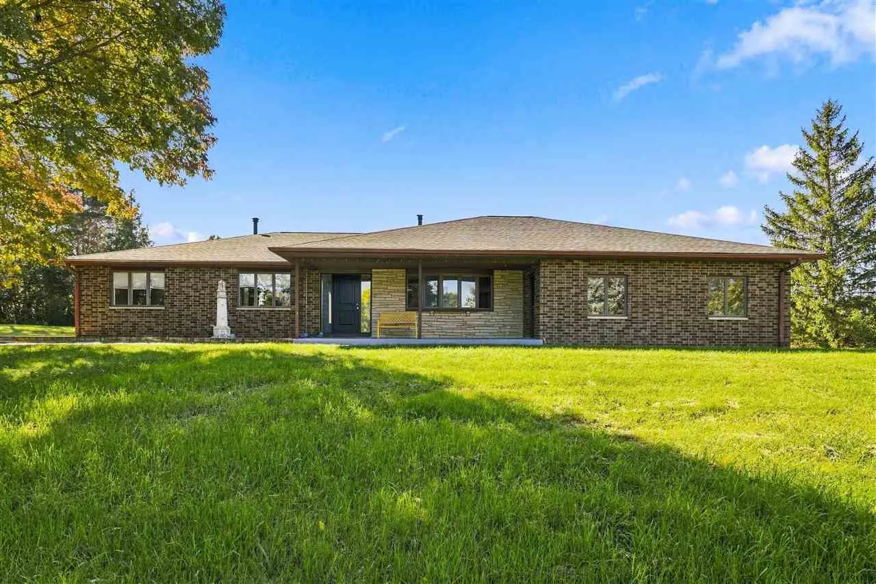 2916 Rustic Ridge Rd NE, Iowa City, Iowa 52240 – Property Featured Image