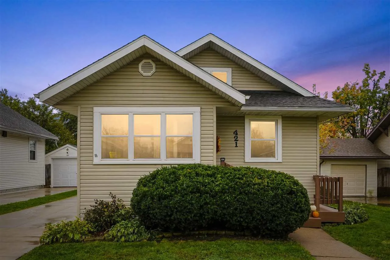 421 33rd St NE, Cedar Rapids, Iowa 52402 – Property Featured Image