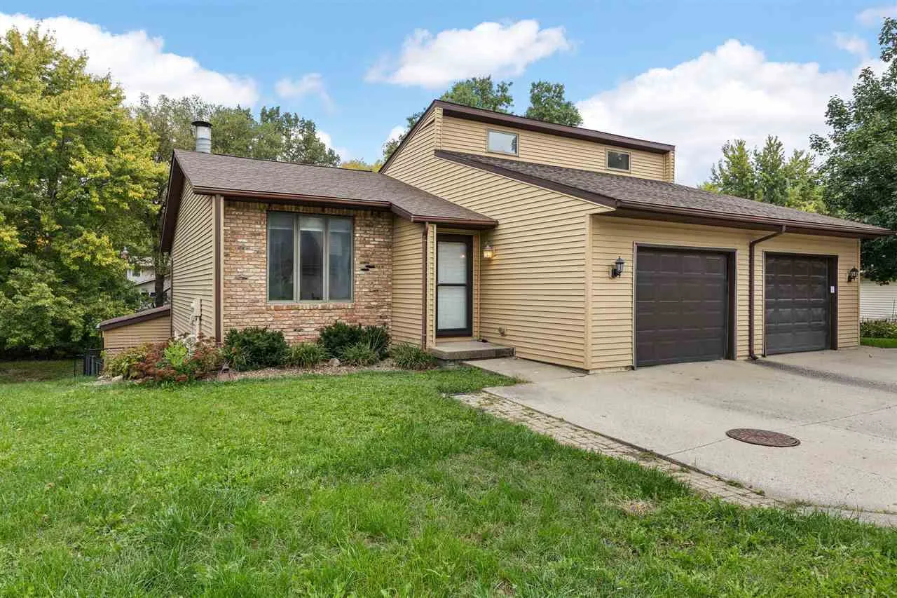 2264 Plaen View Dr, Iowa City, Iowa 52246 – Property Featured Image
