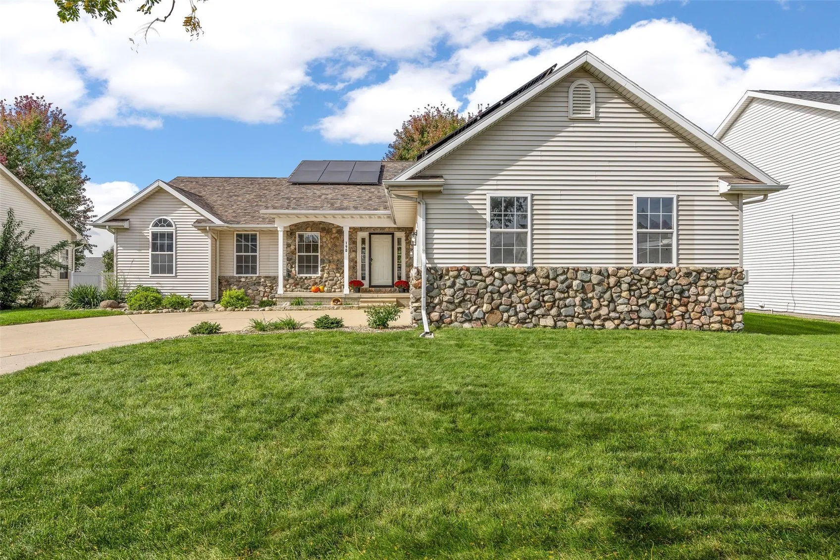 190 N 17th Avenue, Hiawatha, Iowa 52233 – Property Featured Image