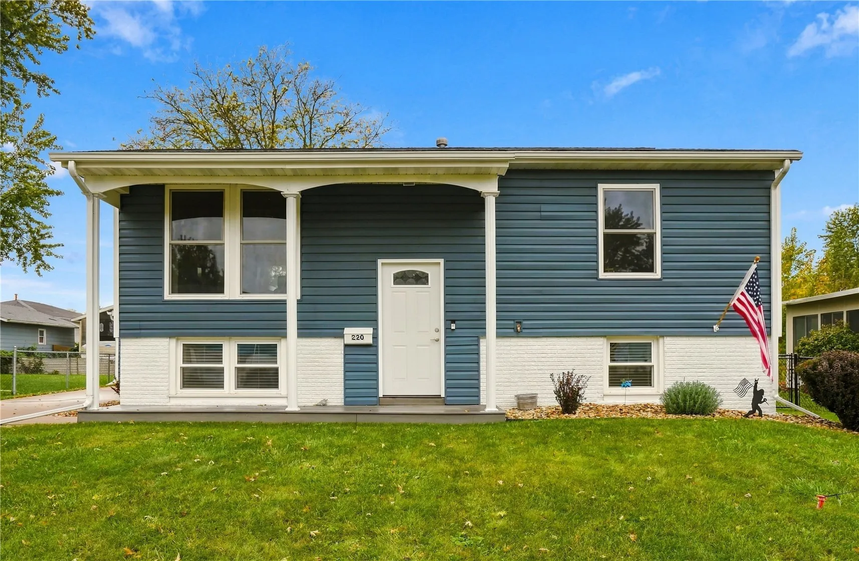 220 Fleetwood Road SW, Cedar Rapids, Iowa 52404 – Property Featured Image