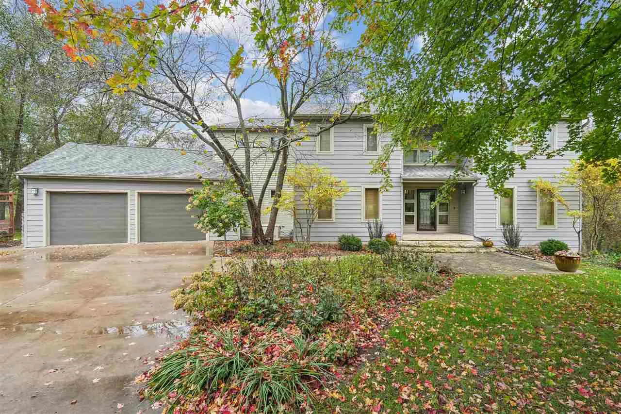 17 Briar Ridge Dr NE, Iowa City, Iowa 52240 – Property Featured Image