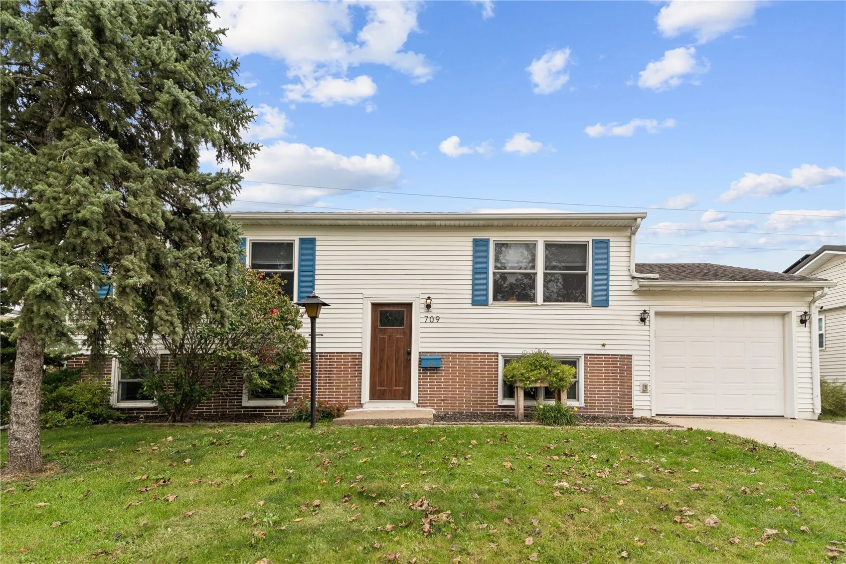 709 Jacolyn Drive NW, Cedar Rapids, Iowa 52405 – Property Featured Image