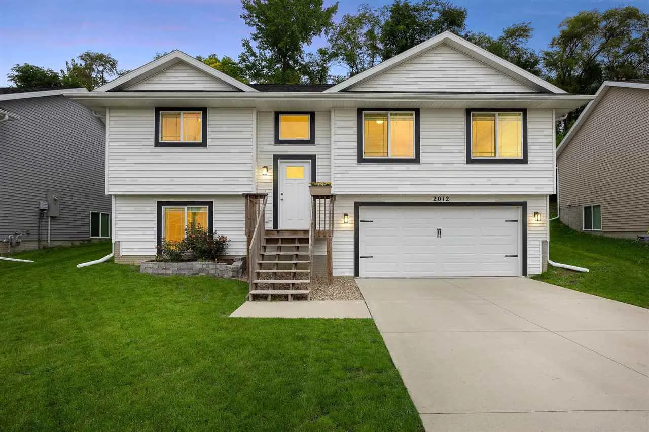 2012 SW Holly Meadow Ave, Cedar Rapids, Iowa 52404 – Property Featured Image