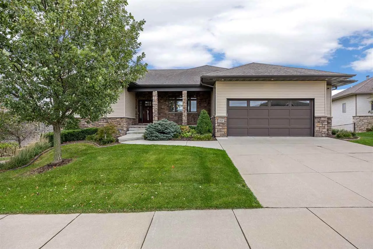1825 Stone Creek Cir, North Liberty, Iowa 52317 – Property Featured Image
