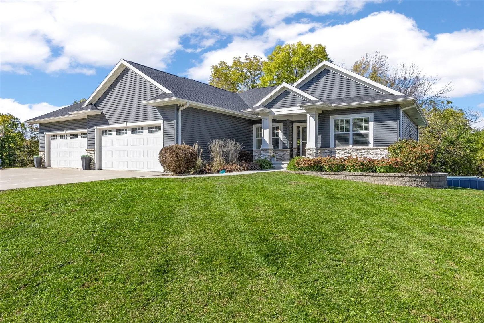 22402 102nd Street, Anamosa, Iowa 52205 – Property Featured Image