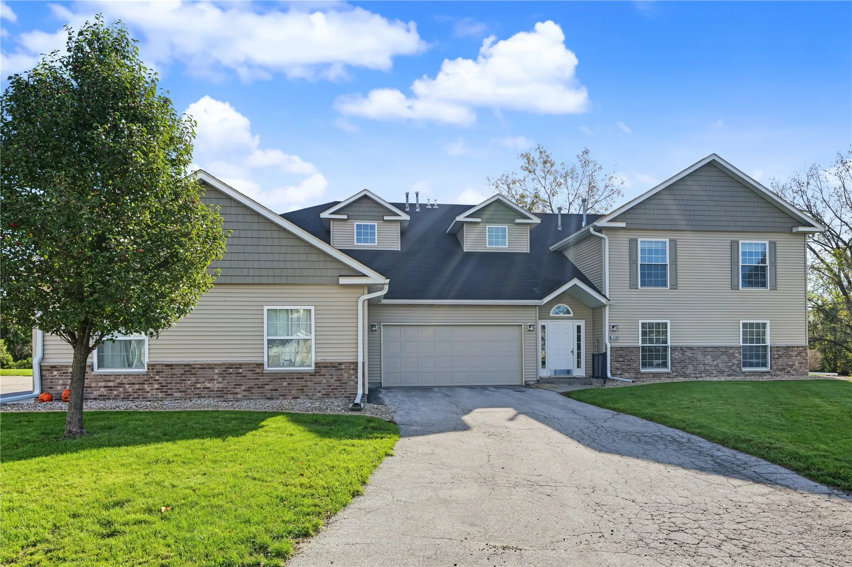 4450 Westchester Dr Unit B, Cedar Rapids, Iowa 52402 – Property Featured Image