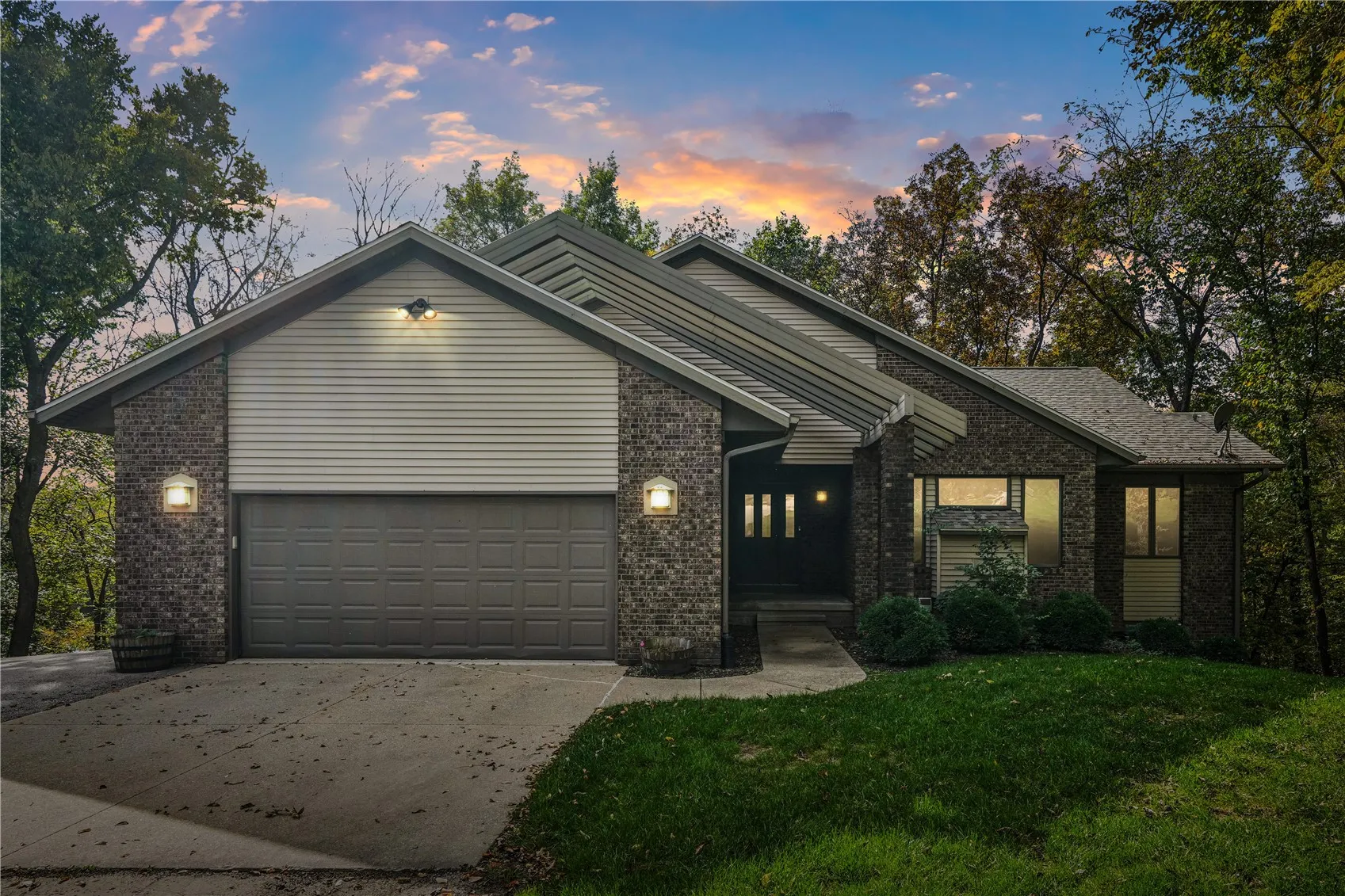 1559 Sequoya Drive NE, Solon, Iowa 52333 – Property Featured Image