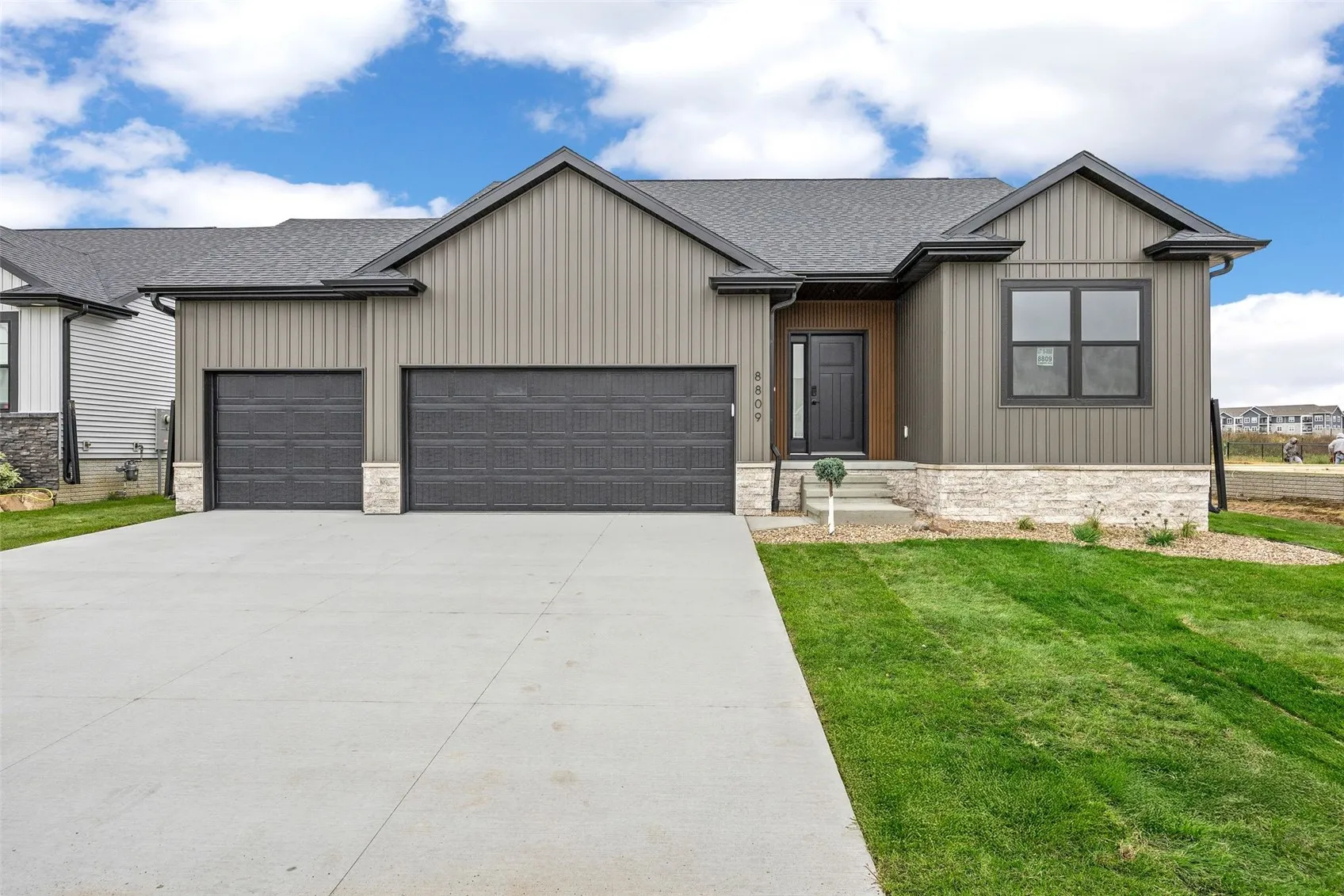 211 Meadows Field Drive NE, Cedar Rapids, Iowa 52402 – Property Featured Image