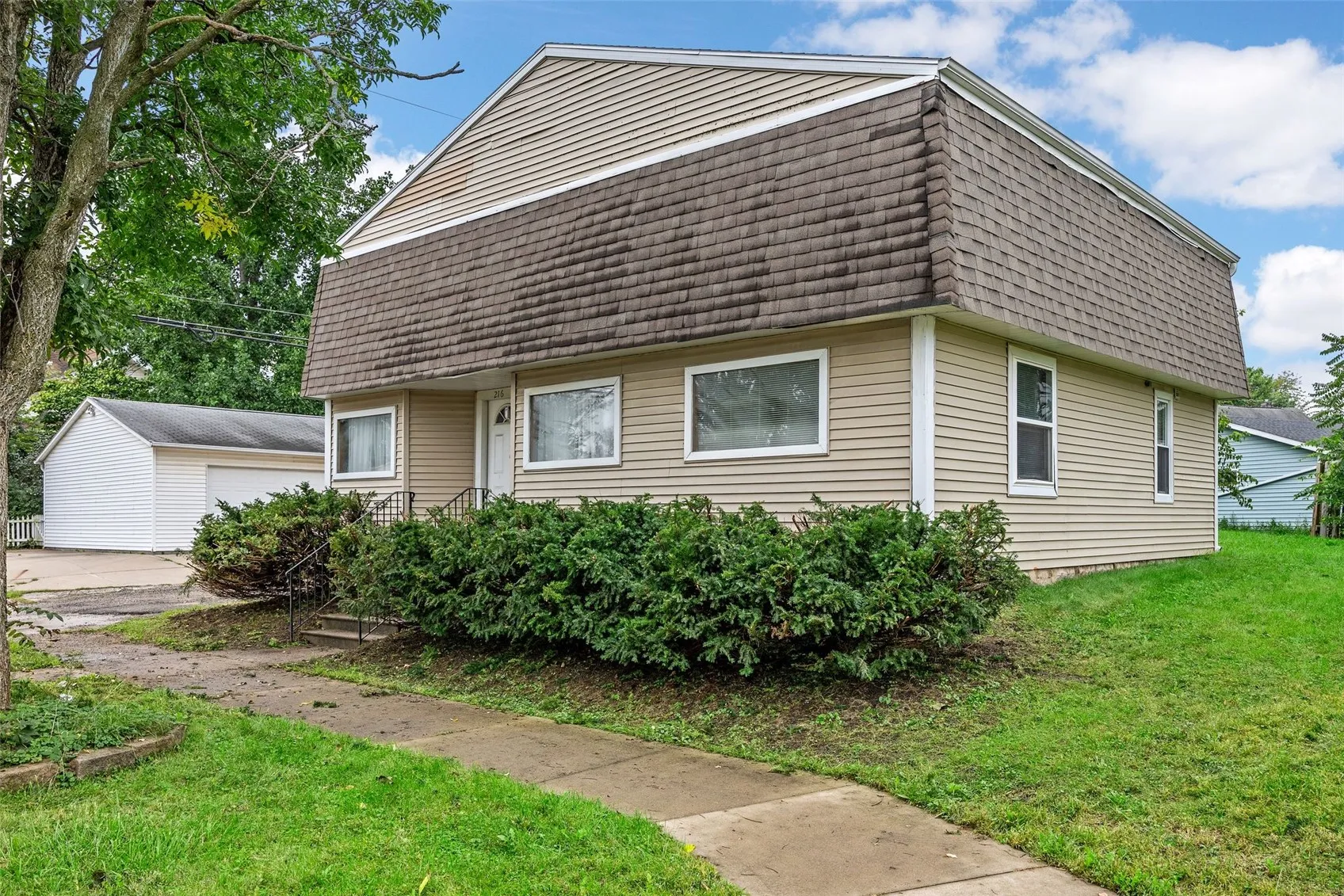 216 13th Street NW, Cedar Rapids, Iowa 52405 – Property Featured Image