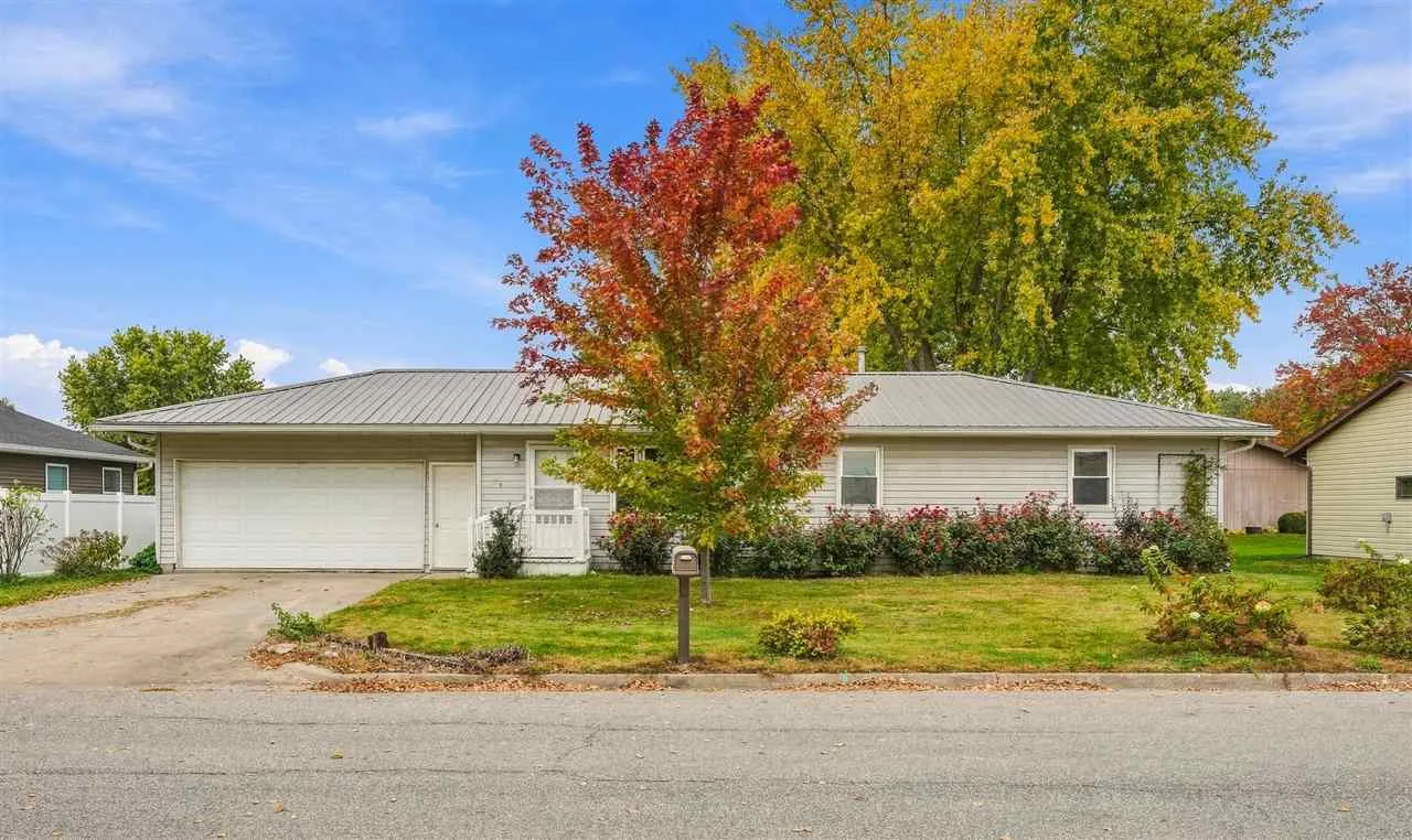 1109 E Pl, Kalona, Iowa 52247 – Property Featured Image