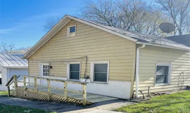 323 Locust St, Burlington, Iowa 52601, 3 Bedrooms Bedrooms, ,1 BathroomBathrooms,Residential,For Sale,Locust St,202305887