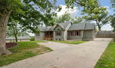 1400 34th St SE, Cedar Rapids, Iowa 52403, 5 Bedrooms Bedrooms, ,3 BathroomsBathrooms,Residential,For Sale,34th St SE,202404300