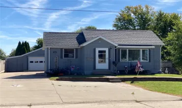 106 8th, Vinton, Iowa 52349, 1 Bedroom Bedrooms, 4 Rooms Rooms,1 BathroomBathrooms,Residential,For Sale,8th,2406668