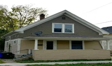 211 17th, Cedar Rapids, Iowa 52402, 2 Bedrooms Bedrooms, 5 Rooms Rooms,1 BathroomBathrooms,Residential,For Sale,17th,2406685