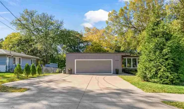 904 Oakcrest St, Iowa City, Iowa 52246, 5 Bedrooms Bedrooms, ,4 BathroomsBathrooms,Residential,For Sale,904 Oakcrest St,202405859