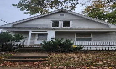 717 8th Ave SW, Cedar Rapids, Iowa 52404, 3 Bedrooms Bedrooms, ,2 BathroomsBathrooms,Residential,For Sale,8th Ave SW,2407764