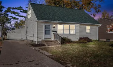 633 28 Street, Cedar Rapids, Iowa 52403, 4 Bedrooms Bedrooms, ,1 BathroomBathrooms,Residential,For Sale,28 Street,2407950