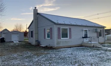 1102 4th, Vinton, Iowa 52349, 2 Bedrooms Bedrooms, 4 Rooms Rooms,1 BathroomBathrooms,Residential,For Sale,4th,2408212