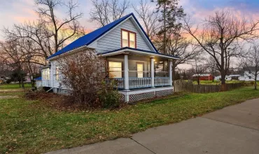 45 W Main, Robins, Iowa 52328, 2 Bedrooms Bedrooms, 6 Rooms Rooms,1 BathroomBathrooms,Residential,For Sale,W Main,2408132