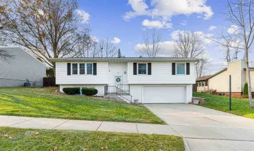 1011 Pepper Dr, Iowa City, Iowa 52240, 3 Bedrooms Bedrooms, ,2 BathroomsBathrooms,Residential,For Sale,Pepper Dr,202406741