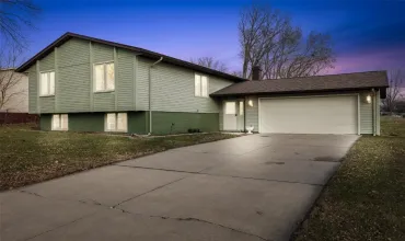 5800 Golden, Cedar Rapids, Iowa 52402, 4 Bedrooms Bedrooms, 9 Rooms Rooms,2 BathroomsBathrooms,Residential,For Sale,Golden,2408541