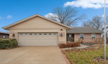 210 Stone Hedge Dr, Cedar Rapids, Iowa 52405, 3 Bedrooms Bedrooms, ,3 BathroomsBathrooms,Residential,For Sale,Stone Hedge Dr,2408604