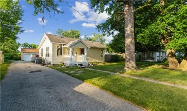 513 33rd, Cedar Rapids, Iowa 52402, 2 Bedrooms Bedrooms, 4 Rooms Rooms,1 BathroomBathrooms,Residential,For Sale,33rd,2405823