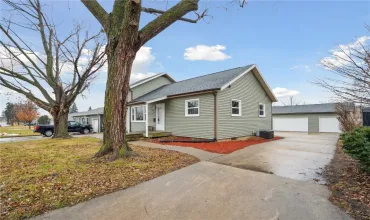 100 6th Ave, Hiawatha, Iowa 52233, 3 Bedrooms Bedrooms, ,1 BathroomBathrooms,Residential,For Sale,6th Ave,2500086