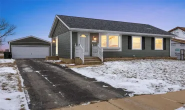 3719 Blue Mound Dr, Cedar Rapids, Iowa 52402, 3 Bedrooms Bedrooms, ,1 BathroomBathrooms,Residential,For Sale,Blue Mound Dr,2500209