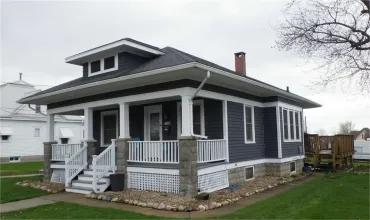 708 9th St, Vinton, Iowa 52349, 2 Bedrooms Bedrooms, ,2 BathroomsBathrooms,Residential,For Sale,9th St,2500641