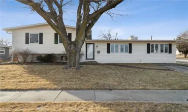 890 Parkview Dr, Marion, Iowa 52302, 3 Bedrooms Bedrooms, ,2 BathroomsBathrooms,Residential,For Sale,Parkview Dr,2500849