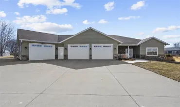 3 Bedrooms Bedrooms, ,2 BathroomsBathrooms,Residential,133 Fairlawn Court, Marengo, Iowa 52301,202501464