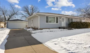 3 Bedrooms Bedrooms, 6 Rooms Rooms,1 BathroomBathrooms,Residential,1021 Eisenhower, Hiawatha, Iowa 52233,2501222