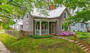 2 Bedrooms Bedrooms, ,1 BathroomBathrooms,Residential,903 Van Buren St, Iowa City, Iowa 52240,202502957