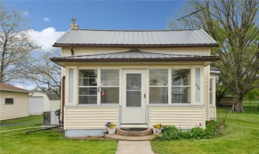 3 Bedrooms Bedrooms, 5 Rooms Rooms,1 BathroomBathrooms,Residential,610 5th, Lowden, Iowa 52255,2503183