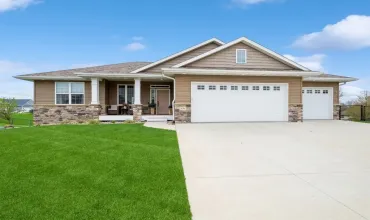 4 Bedrooms Bedrooms, 10 Rooms Rooms,4 BathroomsBathrooms,Residential,630 Lincoln, Center Point, Iowa 52213,2503308