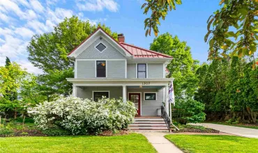 3 Bedrooms Bedrooms, ,1 BathroomBathrooms,Residential,1307 Rochester Ave, Iowa City, Iowa 52245,202503189