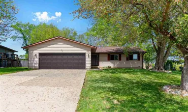 4 Bedrooms Bedrooms, ,2 BathroomsBathrooms,Residential,206 Hilltop Rd SW, Swisher, Iowa 52338,202503188