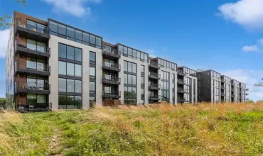 2 Bedrooms Bedrooms, ,2 BathroomsBathrooms,Residential,1 University Way, No. 214, Iowa City, Iowa 52246,202503277