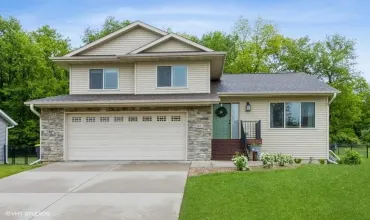 4 Bedrooms Bedrooms, ,3 BathroomsBathrooms,Residential,2002 Mackinaw Dr, Iowa City, Iowa 52245,202503381