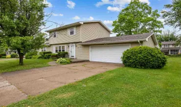 4 Bedrooms Bedrooms, ,2 BathroomsBathrooms,Residential,1220 Northwood Ln, Muscatine, Iowa 52761,202503399