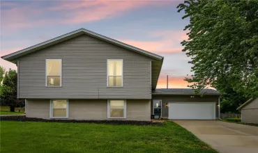 4 Bedrooms Bedrooms, ,3 BathroomsBathrooms,Residential,7024 Parkdale, Cedar Rapids, Iowa 52402,2503773