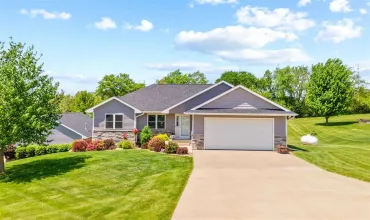 4 Bedrooms Bedrooms, ,3 BathroomsBathrooms,Residential,3151 Eastview Circle Dr, Riverside, Iowa 52327,202503437