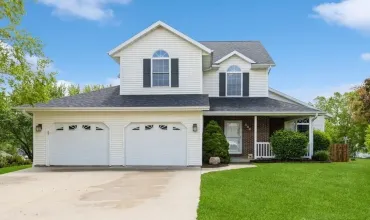 4 Bedrooms Bedrooms, ,3 BathroomsBathrooms,Residential,315 Nightingale Dr, Tiffin, Iowa 52340,202503467