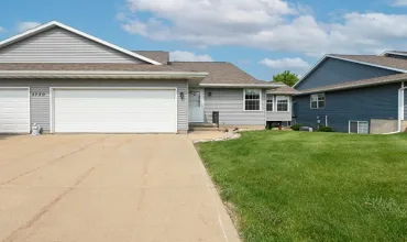 4 Bedrooms Bedrooms, ,2 BathroomsBathrooms,Residential,3730 Deer Valley, B, Marion, Iowa 52302,2503994
