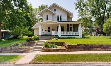 5 Bedrooms Bedrooms, ,4 BathroomsBathrooms,Residential,1231 College St, Iowa City, Iowa 52245,202503910